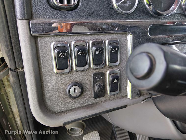 image for item YA2142 2015 Peterbilt 389 semi truck