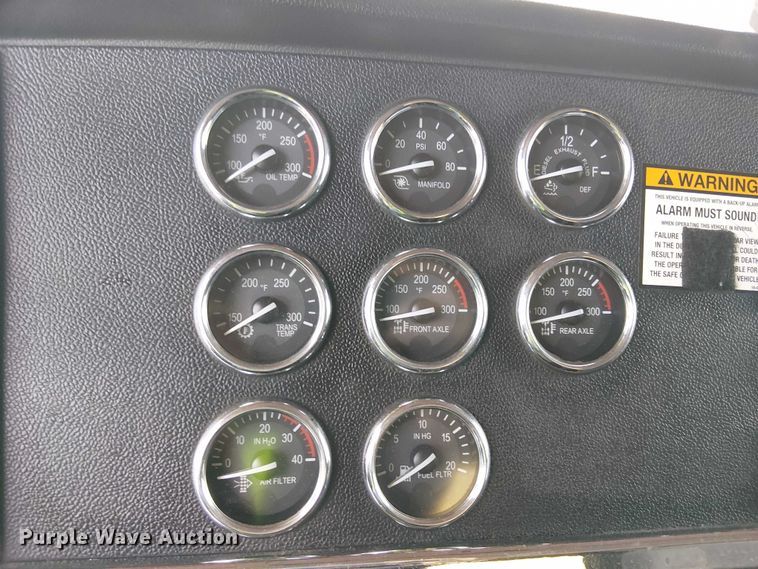 image for item YA2142 2015 Peterbilt 389 semi truck