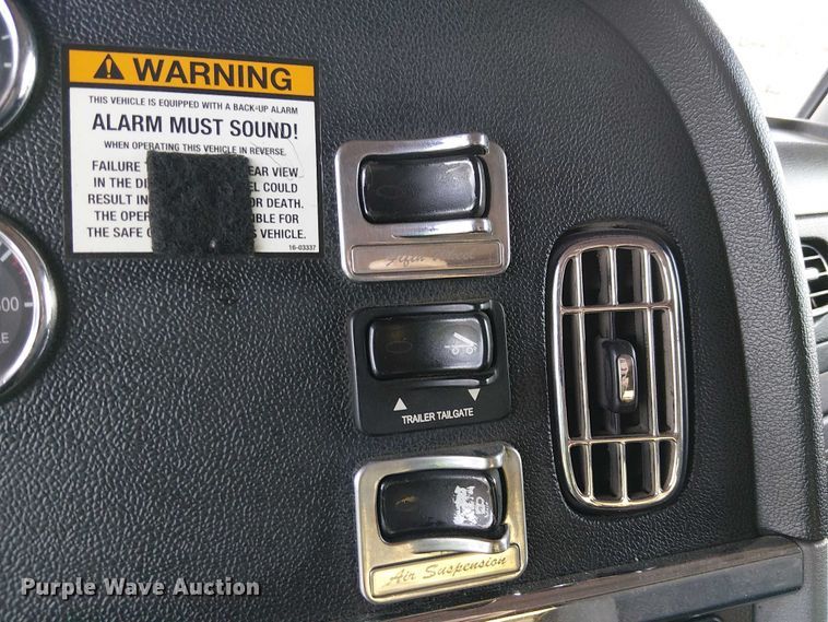 image for item YA2142 2015 Peterbilt 389 semi truck