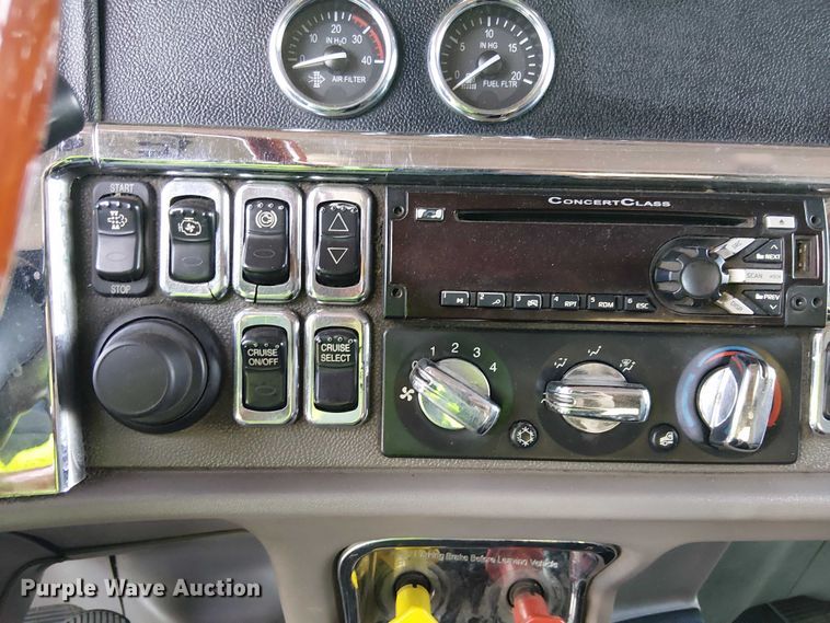 image for item YA2142 2015 Peterbilt 389 semi truck