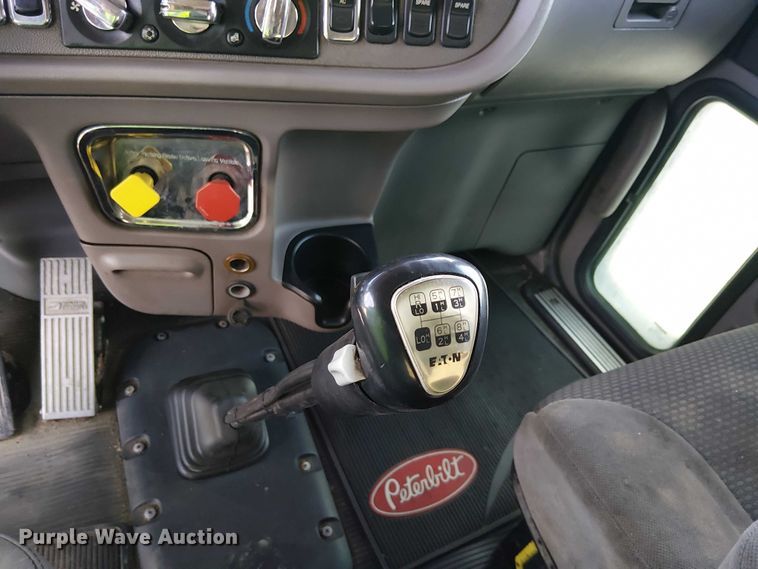 image for item YA2142 2015 Peterbilt 389 semi truck