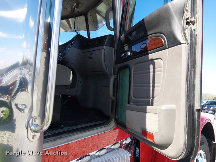 image for item YA2142 2015 Peterbilt 389 semi truck