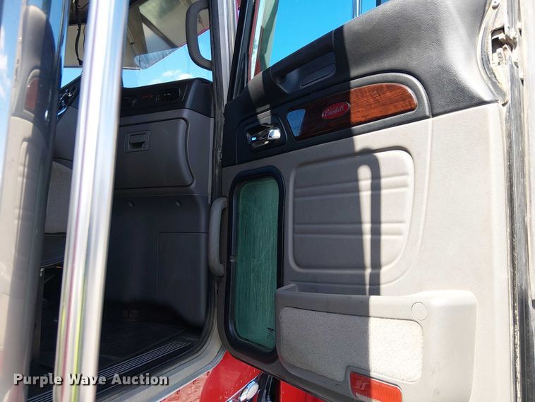 image for item YA2142 2015 Peterbilt 389 semi truck