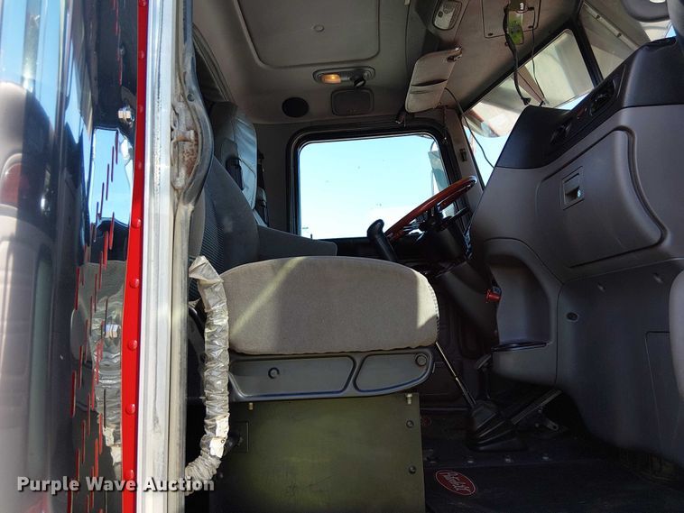 image for item YA2142 2015 Peterbilt 389 semi truck