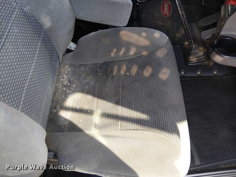 image for item YA2142 2015 Peterbilt 389 semi truck