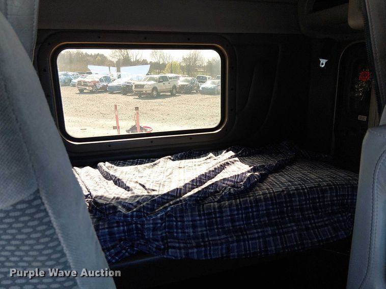 image for item YA2142 2015 Peterbilt 389 semi truck