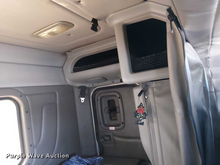 image for item YA2142 2015 Peterbilt 389 semi truck