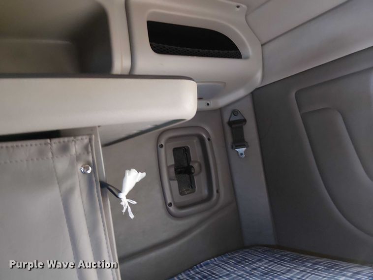 image for item YA2142 2015 Peterbilt 389 semi truck