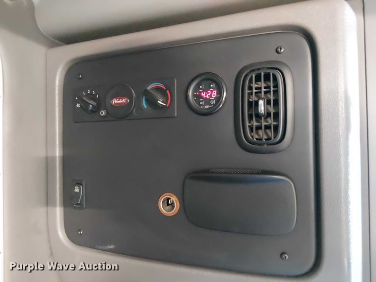 image for item YA2142 2015 Peterbilt 389 semi truck