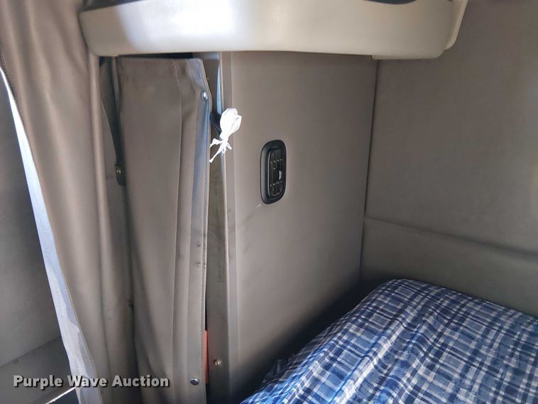 image for item YA2142 2015 Peterbilt 389 semi truck