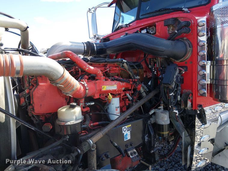 image for item YA2142 2015 Peterbilt 389 semi truck