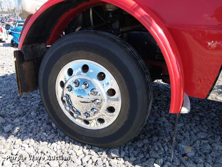 image for item YA2142 2015 Peterbilt 389 semi truck