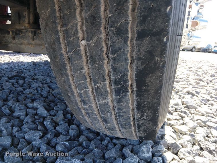 image for item YA2142 2015 Peterbilt 389 semi truck