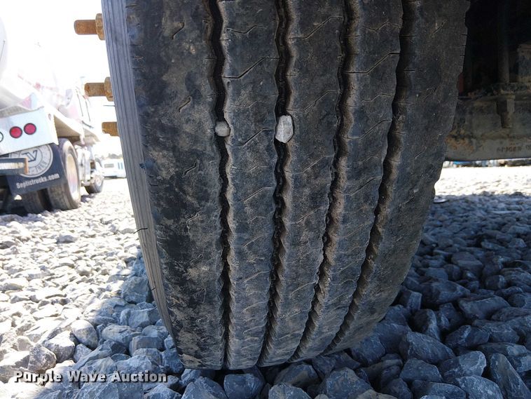 image for item YA2142 2015 Peterbilt 389 semi truck