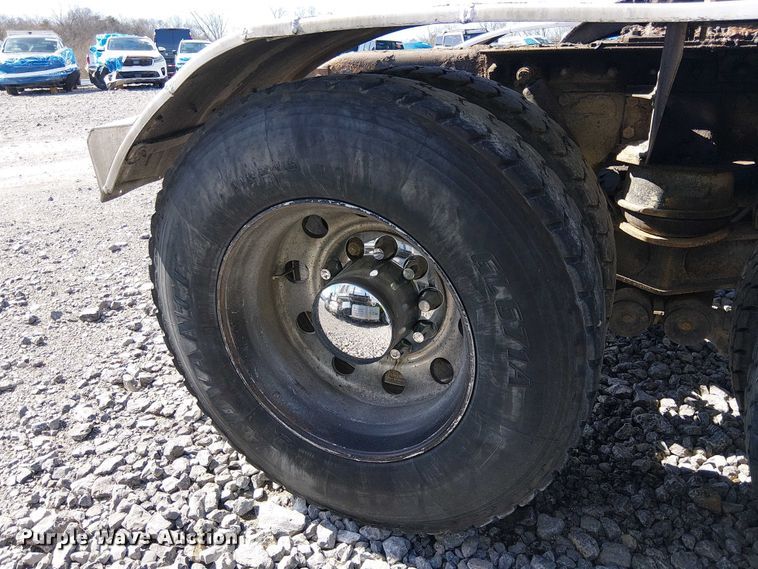 image for item YA2142 2015 Peterbilt 389 semi truck