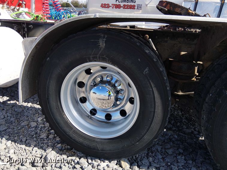 image for item YA2142 2015 Peterbilt 389 semi truck