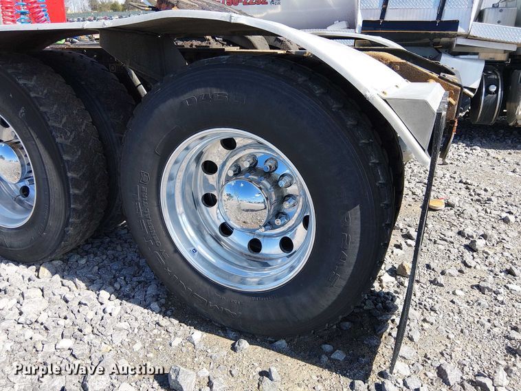 image for item YA2142 2015 Peterbilt 389 semi truck