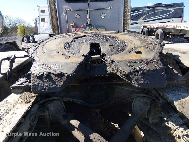 image for item YA2143 2013 Peterbilt 389 semi truck