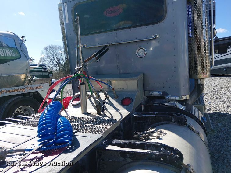 image for item YA2143 2013 Peterbilt 389 semi truck