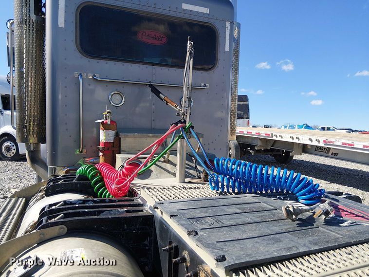 image for item YA2143 2013 Peterbilt 389 semi truck