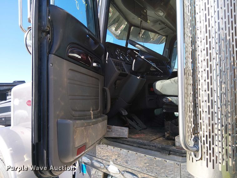 image for item YA2143 2013 Peterbilt 389 semi truck