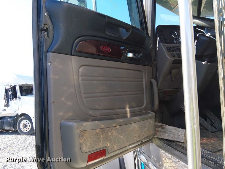 image for item YA2143 2013 Peterbilt 389 semi truck