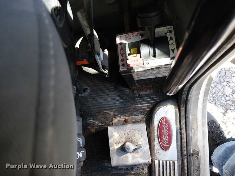 image for item YA2143 2013 Peterbilt 389 semi truck