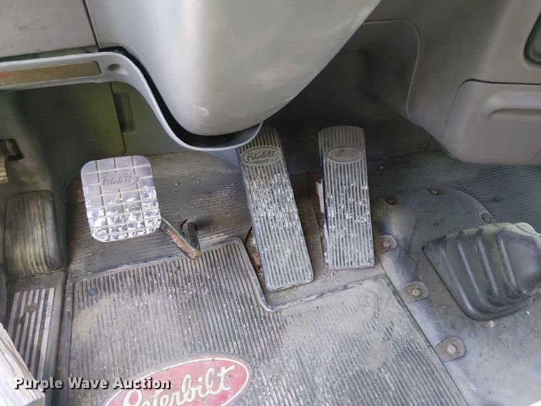 image for item YA2143 2013 Peterbilt 389 semi truck