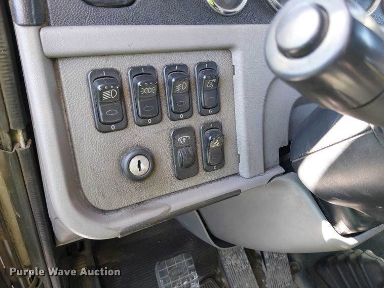 image for item YA2143 2013 Peterbilt 389 semi truck