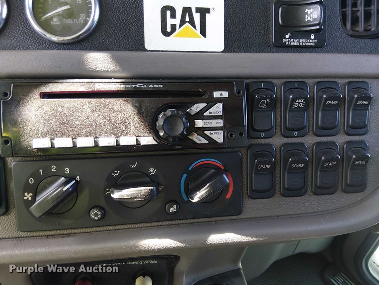 image for item YA2143 2013 Peterbilt 389 semi truck