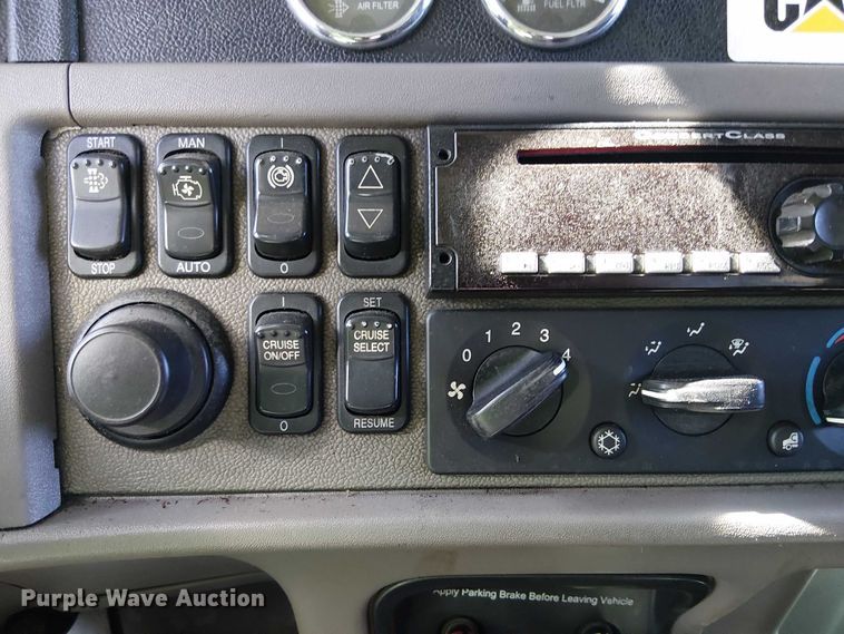 image for item YA2143 2013 Peterbilt 389 semi truck