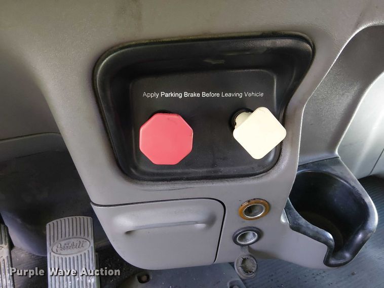 image for item YA2143 2013 Peterbilt 389 semi truck