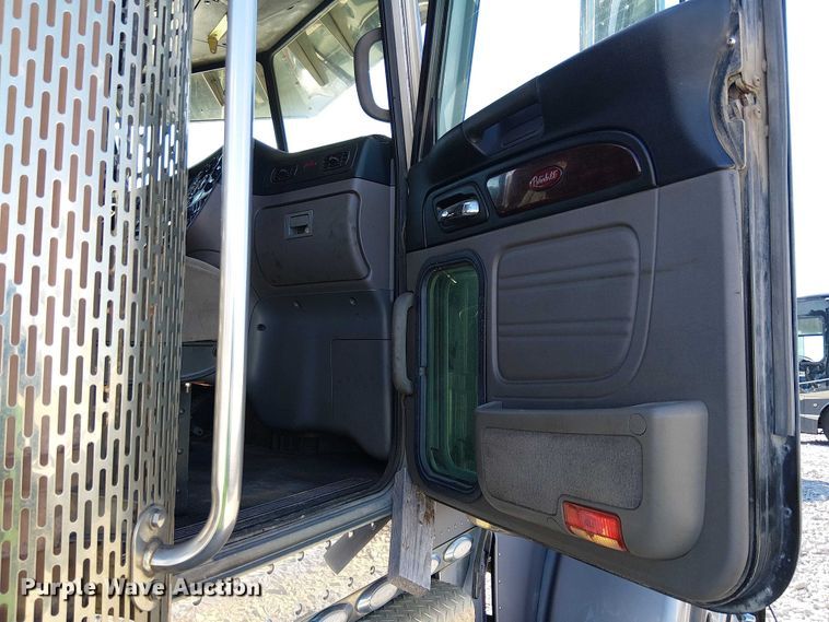 image for item YA2143 2013 Peterbilt 389 semi truck