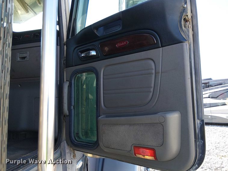 image for item YA2143 2013 Peterbilt 389 semi truck