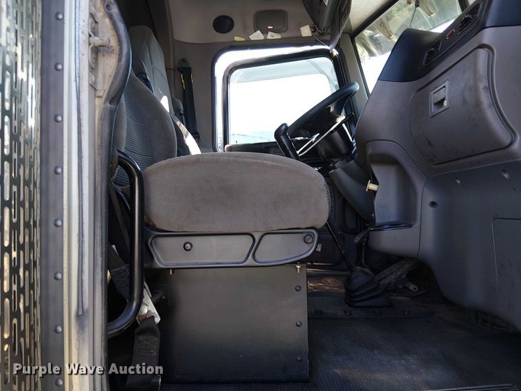 image for item YA2143 2013 Peterbilt 389 semi truck