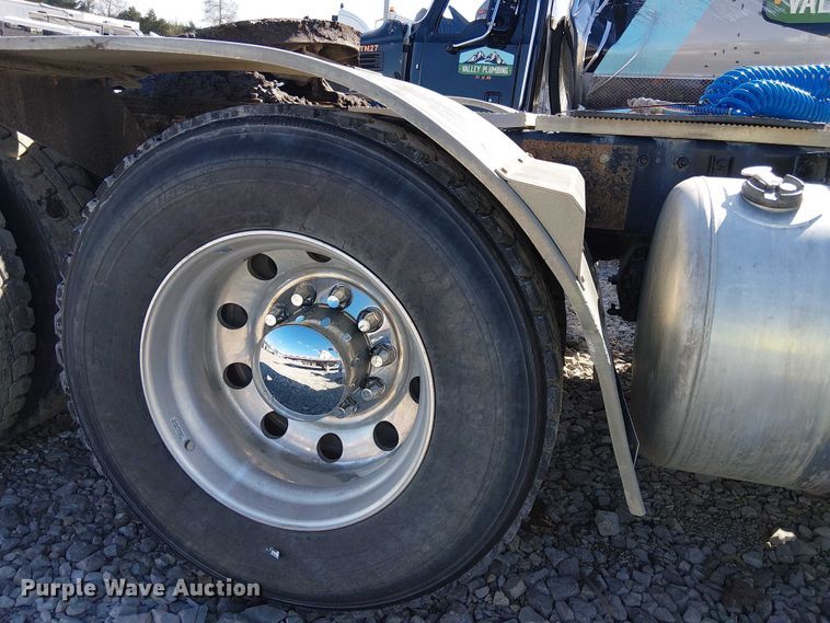 image for item YA2143 2013 Peterbilt 389 semi truck