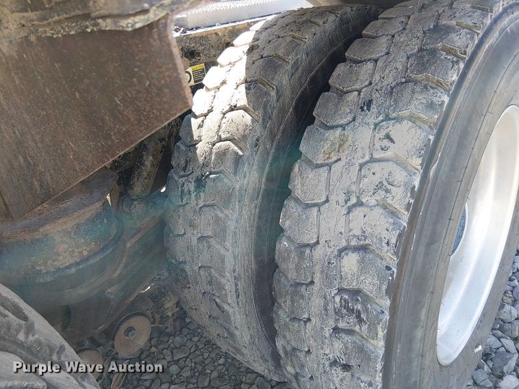 image for item YA2143 2013 Peterbilt 389 semi truck