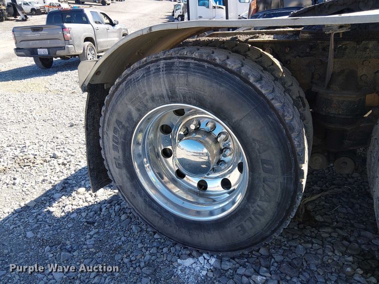 image for item YA2143 2013 Peterbilt 389 semi truck