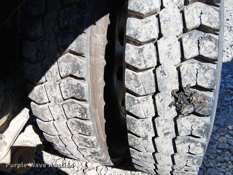 image for item YA2143 2013 Peterbilt 389 semi truck