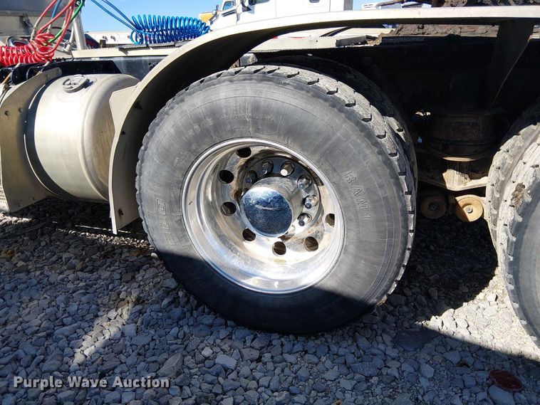 image for item YA2143 2013 Peterbilt 389 semi truck