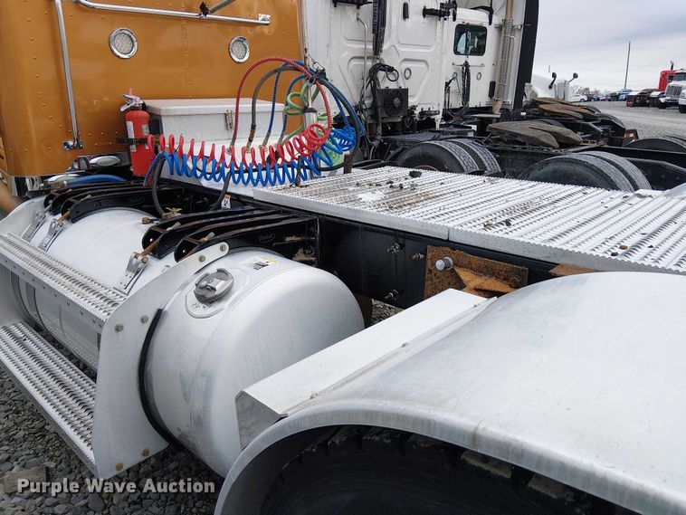 image for item YA2144 2018 Peterbilt 389 semi truck