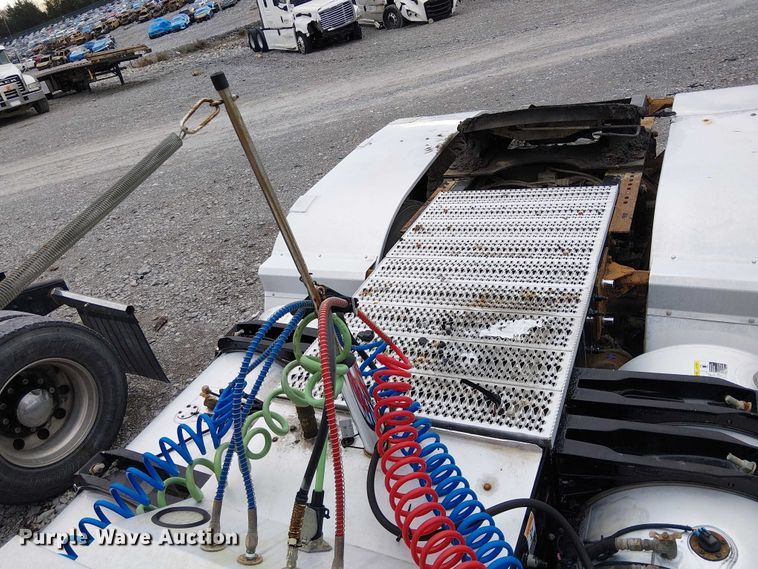 image for item YA2144 2018 Peterbilt 389 semi truck