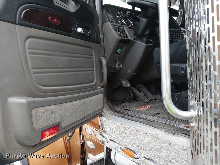 image for item YA2144 2018 Peterbilt 389 semi truck