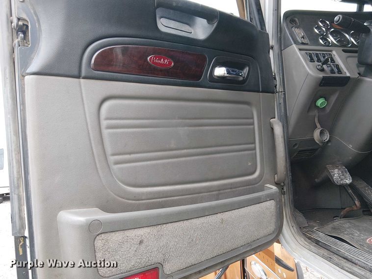 image for item YA2144 2018 Peterbilt 389 semi truck