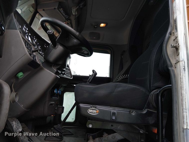 image for item YA2144 2018 Peterbilt 389 semi truck