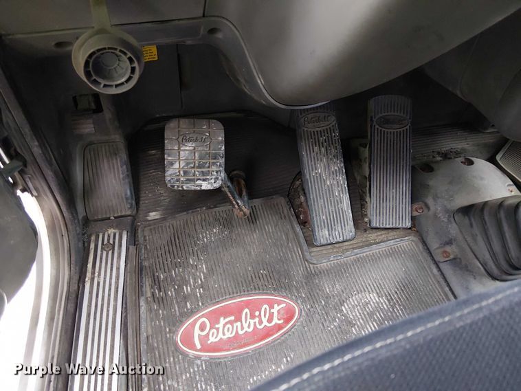 image for item YA2144 2018 Peterbilt 389 semi truck