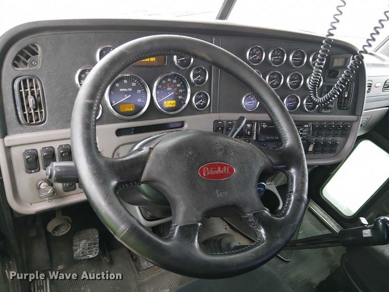 image for item YA2144 2018 Peterbilt 389 semi truck