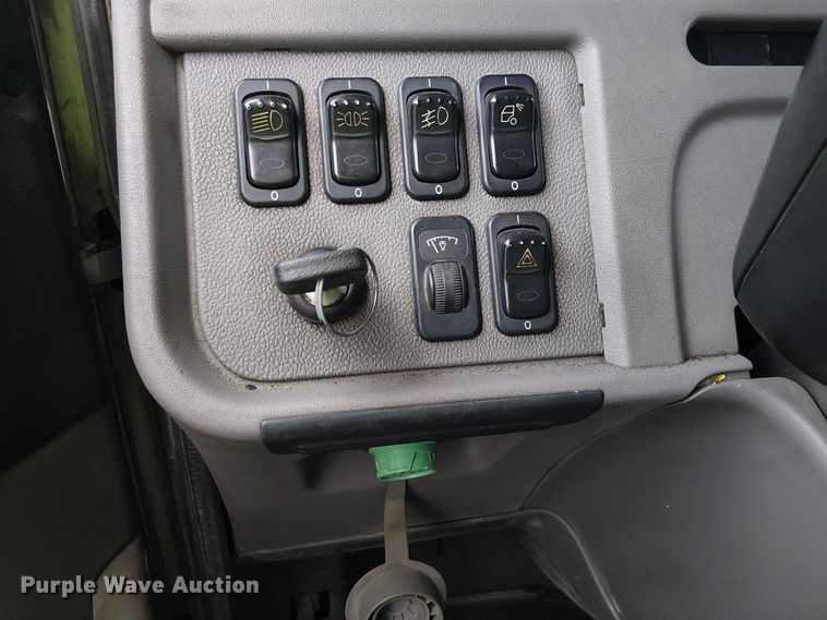 image for item YA2144 2018 Peterbilt 389 semi truck