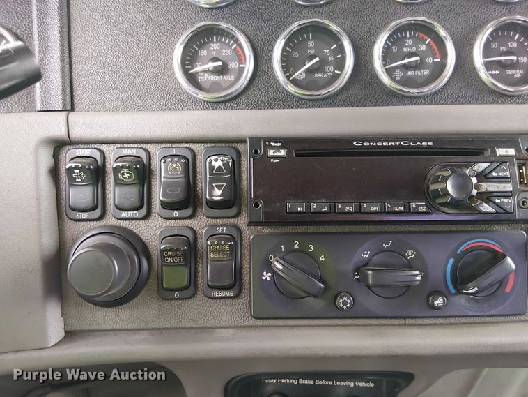 image for item YA2144 2018 Peterbilt 389 semi truck