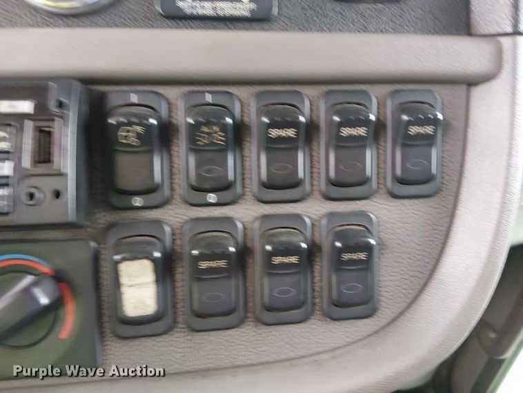 image for item YA2144 2018 Peterbilt 389 semi truck